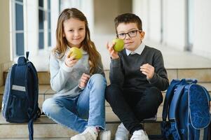 school- kinderen in uniform samen in hal. opvatting van onderwijs. foto