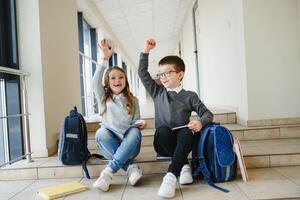 gelukkig school- kinderen in gang Bij school- foto