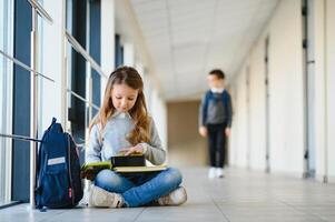 schattig meisje Bij lunch tijd in school- foto