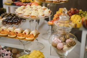 divers toetje met vers fruit Aan buffet lijn, zoet. foto