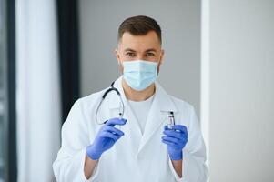 medisch dokter houdt vaccin voor een geduldig. foto