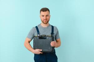 detailopname portret van zijn hij mooi hoor aantrekkelijk vrolijk vrolijk inhoud vent reparateur vakman geïsoleerd over- blauw kleur achtergrond. foto