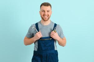 detailopname portret van zijn hij mooi hoor aantrekkelijk vrolijk vrolijk inhoud vent reparateur vakman geïsoleerd over- blauw kleur achtergrond. foto