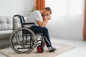 depressie en eenzaamheid in gehandicapt Mens. ouderen Mens in rolstoel huilen binnenshuis foto