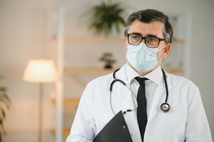 dokter zet Aan handschoenen en vervelend medisch masker. medisch concept corona virus. foto