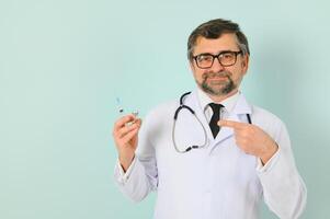 mannetje dokter Holding spuit, geïsoleerd blauw achtergrond foto