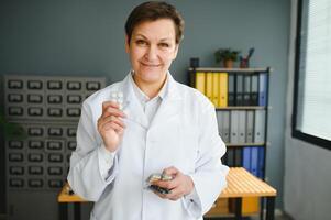 portret van senior vrouw dokter in haar kantoor. foto