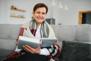 portret van senior vrouw lezing boek foto