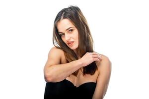 een elegant vrouw in een zwart strapless jurk. een vrouw in een zwart strapless jurk poseren voor een afbeelding foto