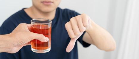 Mens weigert zeggen Nee en vermijden naar drinken een alcohol whisky , stoppen hand- teken mannelijk, alcoholisme behandeling, alcohol verslaving, stoppen drank, hou op drinken alcohol. weigeren glas likeur, ongezond, afwijzen foto