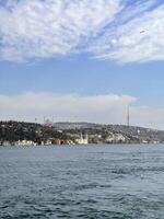 visie van de Aziatisch een deel van Istanbul aan de overkant de Bosporus foto