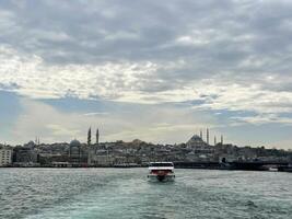 17 van april 2023 - Istanbul, kalkoen - stadsgezicht van de zee foto