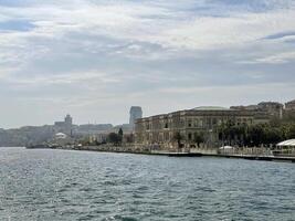 17 van april 2023 - Istanbul, kalkoen - dolmabahce paleis, visie van de zee foto