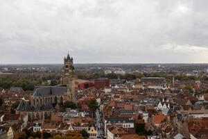 adembenemend panoramisch visie van de belfort van Brugge, vastleggen de de stad rood dak huizen en de iconisch Sint-Salvatorskathedraal foto