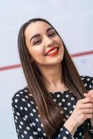 elegant vrouw in polka punt jurk. een vrouw met lang bruin haar- vervelend een polka punt jurk foto