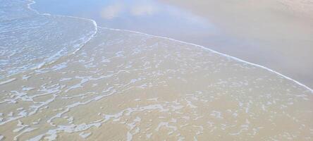 beeld van zee golven Aan de noorden kust van Brazilië in ubatuba itamambuca strand foto