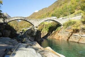 een brug over- een rivier- foto