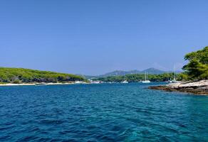 eiland met blauw lagune. golven. landschap. panorama. adriatisch. zee. Kroatië. foto