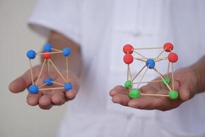 detailopname Mens houden diy molecuul structuur gemaakt van tandenstokers en plasticine voor onderwijs. concept, onderwijs AIDS, leerzaam materialen. wetenschap onderwijs werkzaamheid, creatief diy ambacht foto