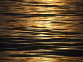 gouden zon stralen reflectie Aan de zee Bij zonsondergang foto