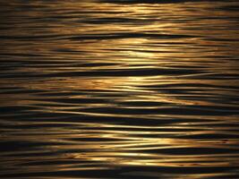 gouden zon stralen reflectie Aan de zee Bij zonsondergang foto