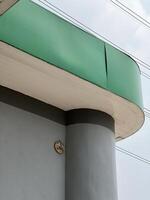 groen dak en metaal schoorsteen met wit lucht foto