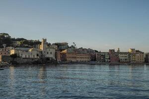 sestri levante stilte baai visie van de zee Bij zonsondergang baia del silenzio zee haven en strand visie ligurië, Italië. foto