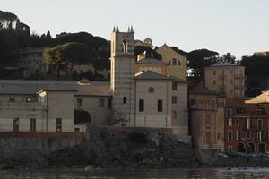 sestri levante stilte baai visie van de zee Bij zonsondergang baia del silenzio zee haven en strand visie ligurië, Italië. foto