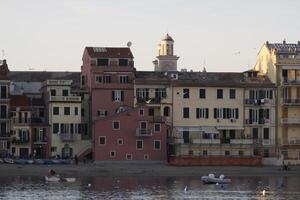 sestri levante stilte baai visie van de zee Bij zonsondergang baia del silenzio zee haven en strand visie ligurië, Italië. foto