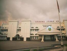 sukabumi, Indonesië - januari 14e 2024 - gedung juang 45 sukabumi stad regering in middag foto