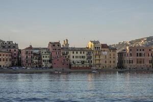 sestri levante stilte baai visie van de zee Bij zonsondergang baia del silenzio zee haven en strand visie ligurië, Italië. foto