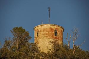 marconi toren over- sestri levante stilte baai visie van de zee. marconi ondernam zijn eerste experimenten in signaal transmissie van dit toren foto