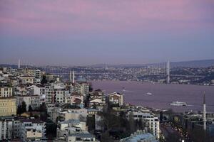 Istanbul antenne stadsgezicht Bij zonsondergang van galata toren marmora zee foto