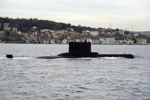 Turks marine onderzeeër het zeilen Verleden Istanbul haven en in beweging naar marmara zee en zwart zee foto