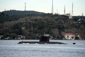 Turks marine onderzeeër het zeilen Verleden Istanbul haven en in beweging naar marmara zee en zwart zee foto