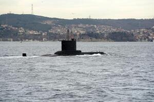Turks marine onderzeeër het zeilen Verleden Istanbul haven en in beweging naar marmara zee en zwart zee foto
