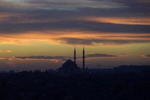 Istanbul antenne stadsgezicht Bij zonsondergang van galata toren suleymaniye moskee foto