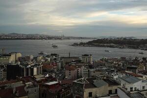 Istanbul antenne stadsgezicht Bij zonsondergang van galata toren topkapi paleis foto