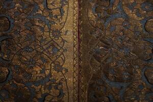 oud middeleeuws kleding stof dichtbij omhoog detail foto