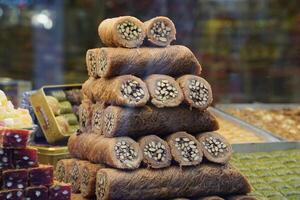 Turks baklava met pistache traditioneel poef snoep zoet foto