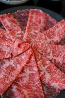 vers rundvlees rauw gesneden met gemarmerde textuur foto