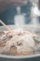 hand- met eetstokje Koken Thais bbq varkensvlees foto