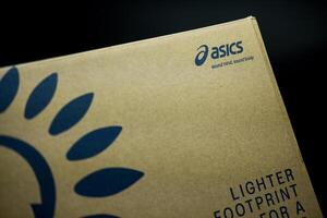 Bangkok, Thailand - januari 15, 2024 sport schoen doos met asics logo. asics logo. foto