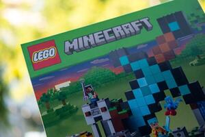 Bangkok, Thailand - januari 24, 2024 Lego minecraft de zwaard buitenpost 21244. tekens van de spel Minecraft. foto