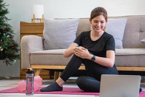 Dames zijn uitrekken, Bij huis, en geschiktheid Dames oefening of Doen yoga in hun slaapkamer voor Gezondheid en welzijn een gezond, kalmte vrouw persoon opleiding of werken Aan de huis vloer. foto