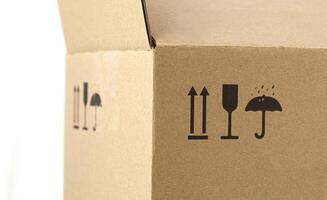 detailopname van een doos gemaakt met gerecycled materialen met recycling symbolen foto