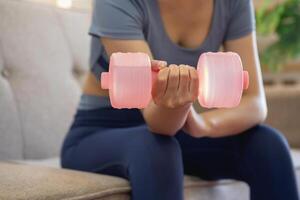 Dames zijn uitrekken, Bij huis, en geschiktheid Dames oefening of Doen yoga in hun slaapkamer voor Gezondheid en welzijn een gezond, kalmte vrouw persoon opleiding of werken Aan de huis vloer. foto