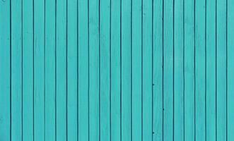 houten hek met parallel planken met blauw verf. foto