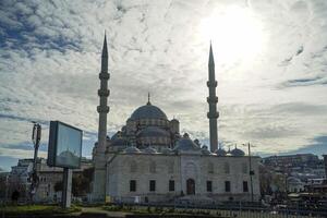 Eminonu jeni cami nieuw moskee in Istanbul kalkoen zonnig dag visie foto