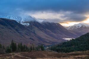 ben naevis met een humeurig lucht, fort William Schotland. foto